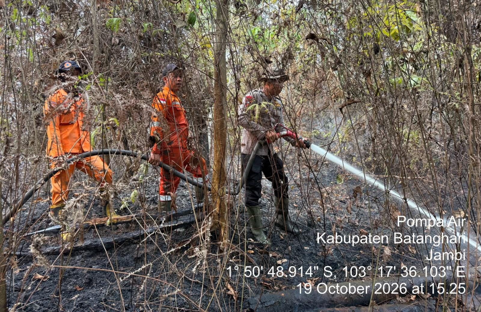 Brimob Polda Jambi Bersama Tim Gabungan Lakukan Pemadaman dan Pendinginan Karhutla di Batanghari dan Muaro Jambi