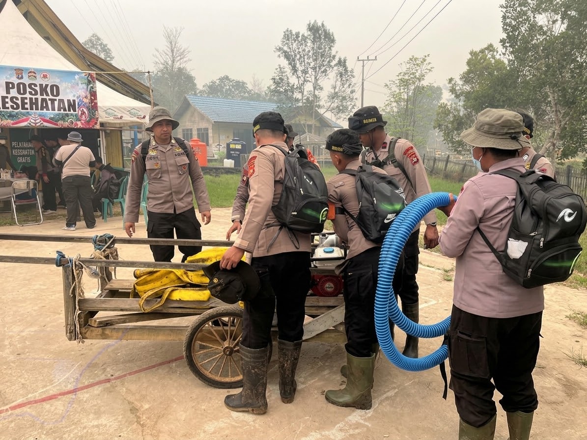 Menembus Sulitnya Medan Hutan, Satbrimob Polda Kalteng Terus Berjuang Padamkan Karhutla di Taman Nasional Tanjung Puting