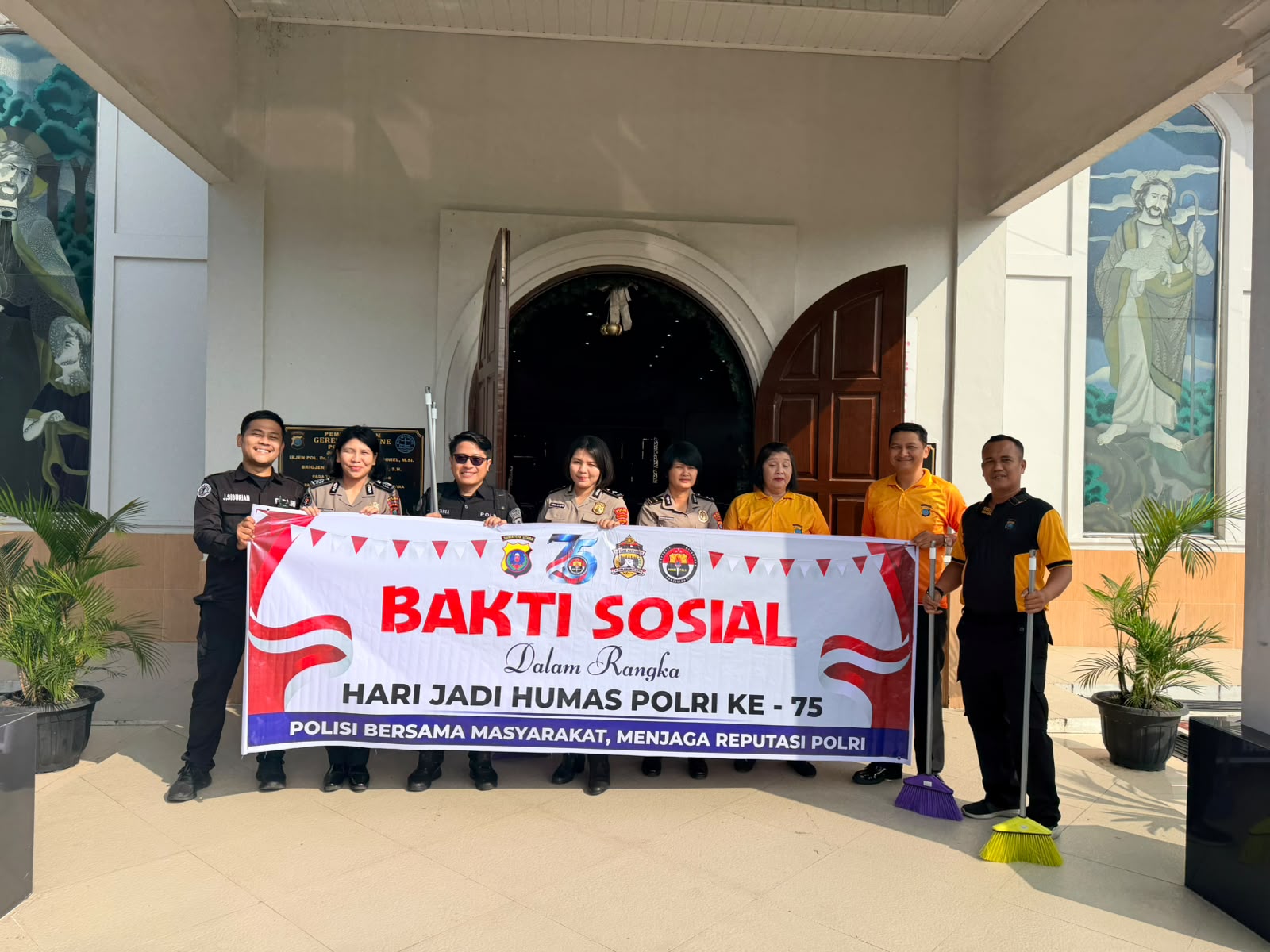 Sambut Hari Jadi Humas Polri ke-75, Bid Humas Polda Sumut Gelar Bakti Sosial Bersihkan Rumah Ibadah
