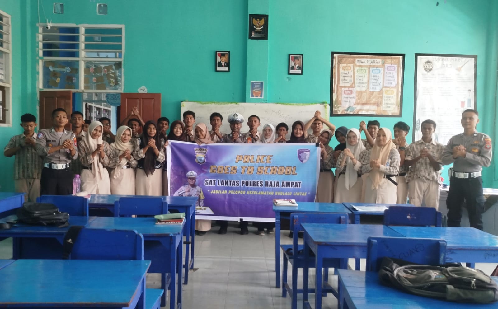 Tingkatkan Kesadaran Sejak Dini, Satlantas Polres Raja Ampat Edukasi Siswa SMAN 1 Tertib Berlalu Lintas