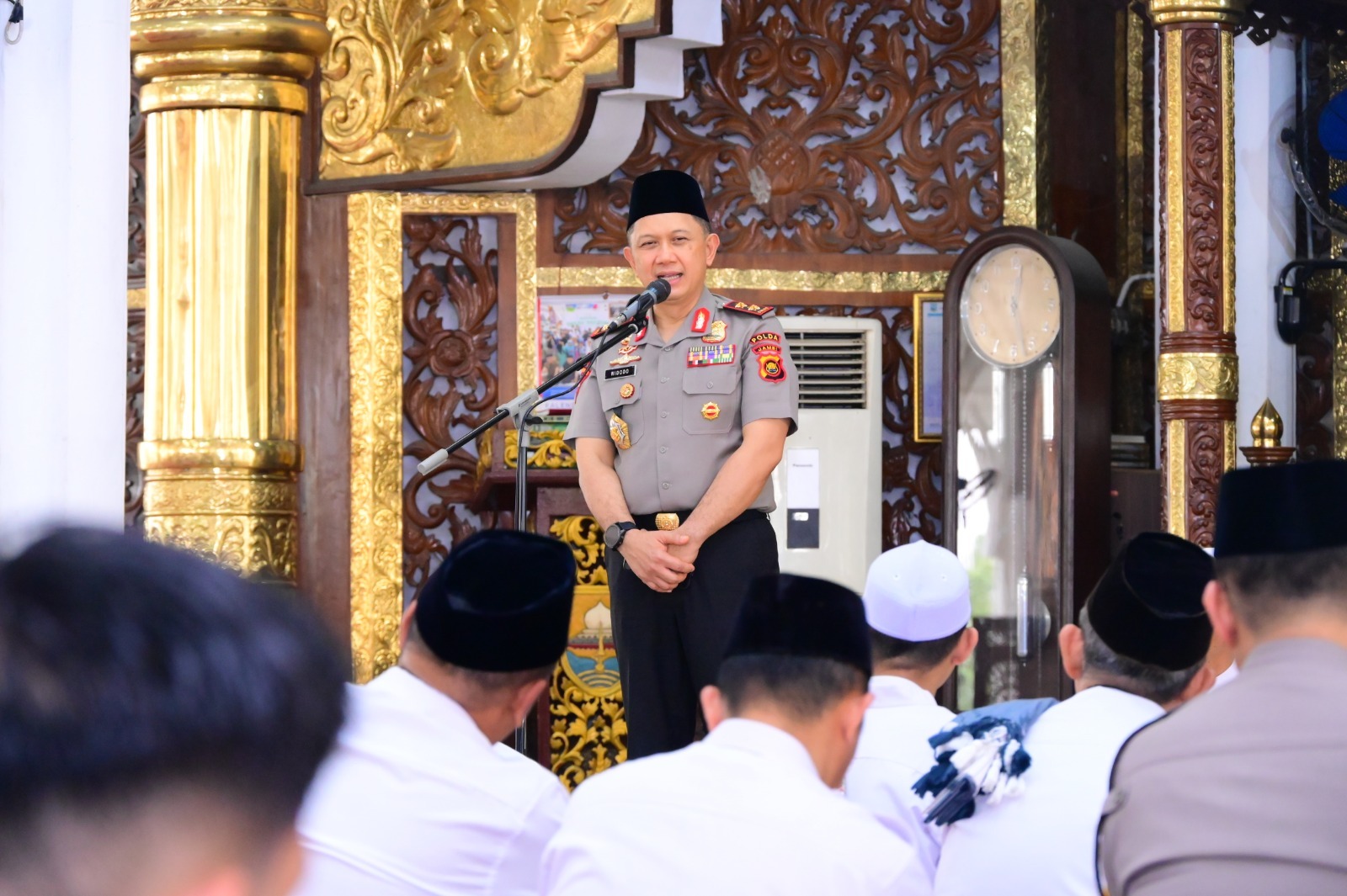 Kapolda Jambi Sholat Dzuhur di Masjid Agung Al-Falah, Sampaikan Pesan Kamtibmas dan Ajak Masyarakat Bersinergi