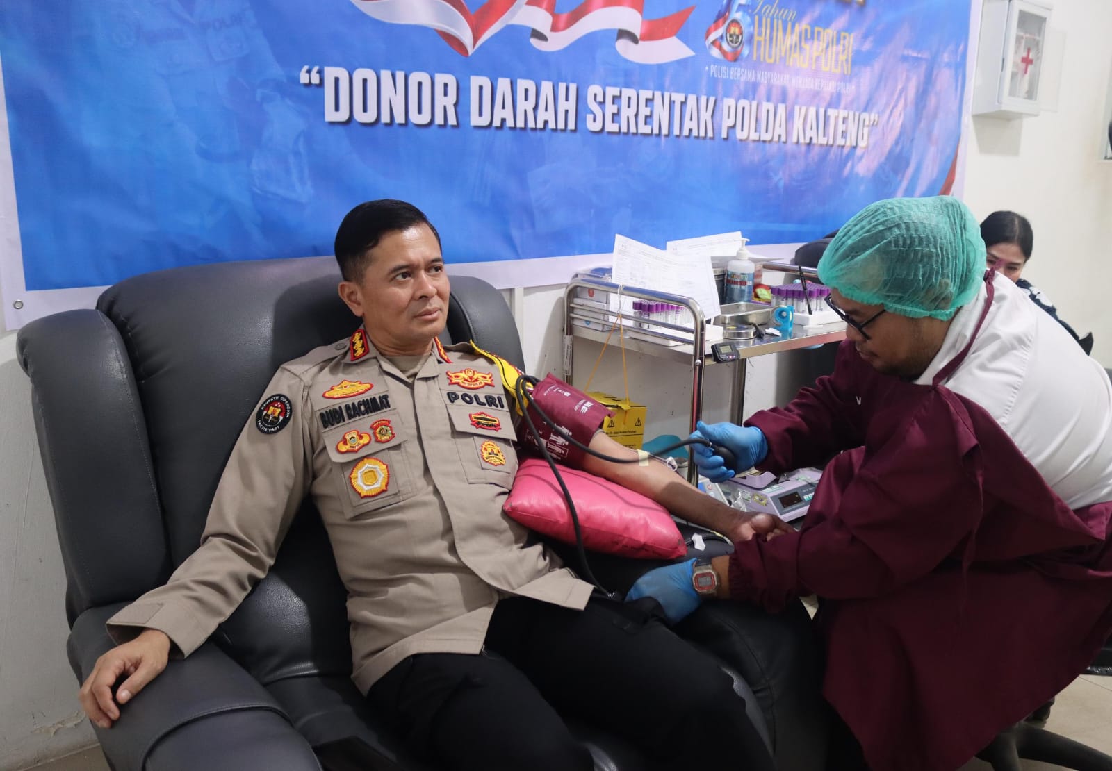 Peringati HUT Humas Polri ke-75, Bidhumas Polda Kalteng Gelar Donor Darah dan Anjangsana ke Panti Asuhan