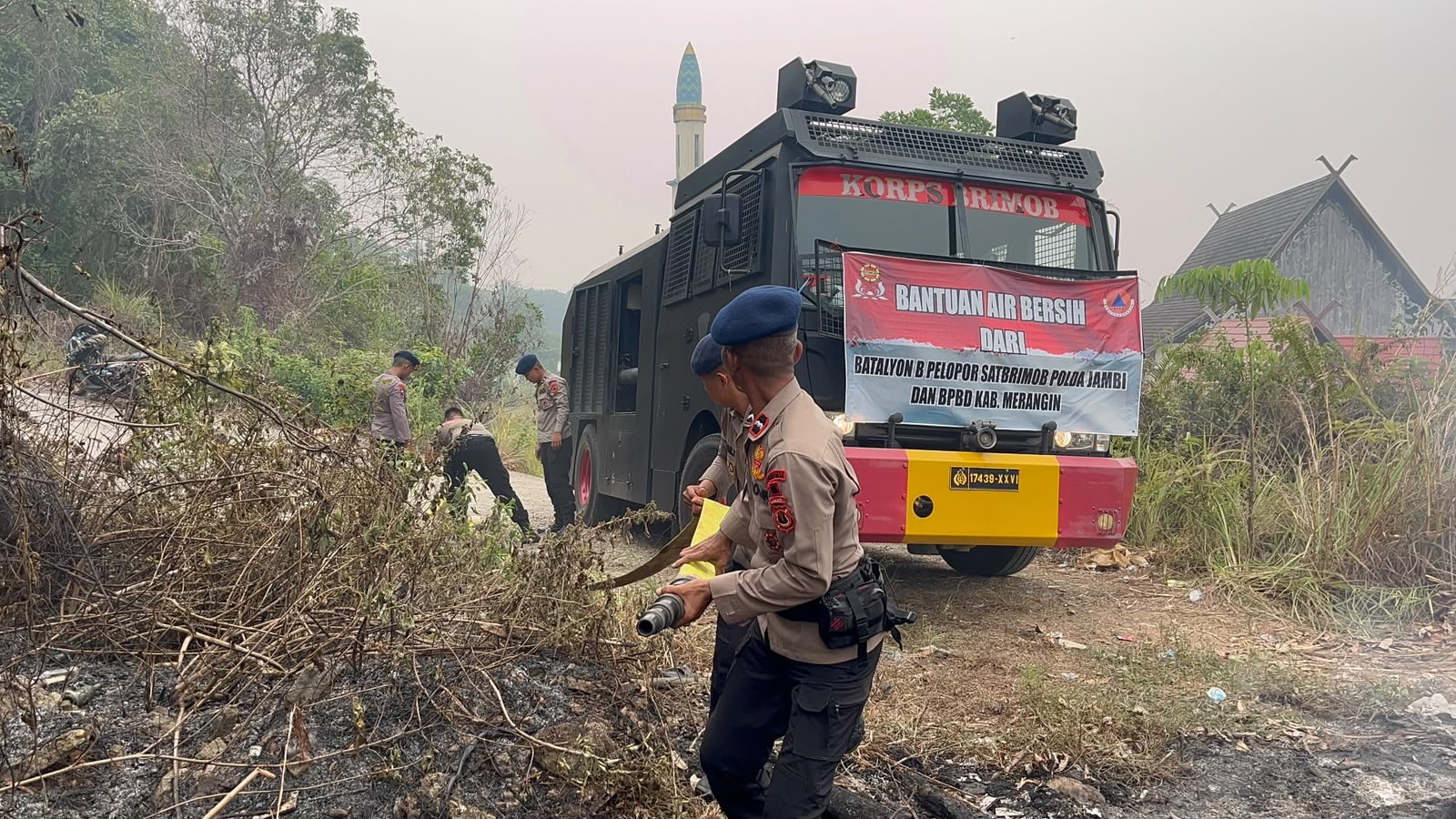 Respons Cepat, Personel Satbrimob Polda Jambi Padamkan Kebakaran Lahan di Merangin