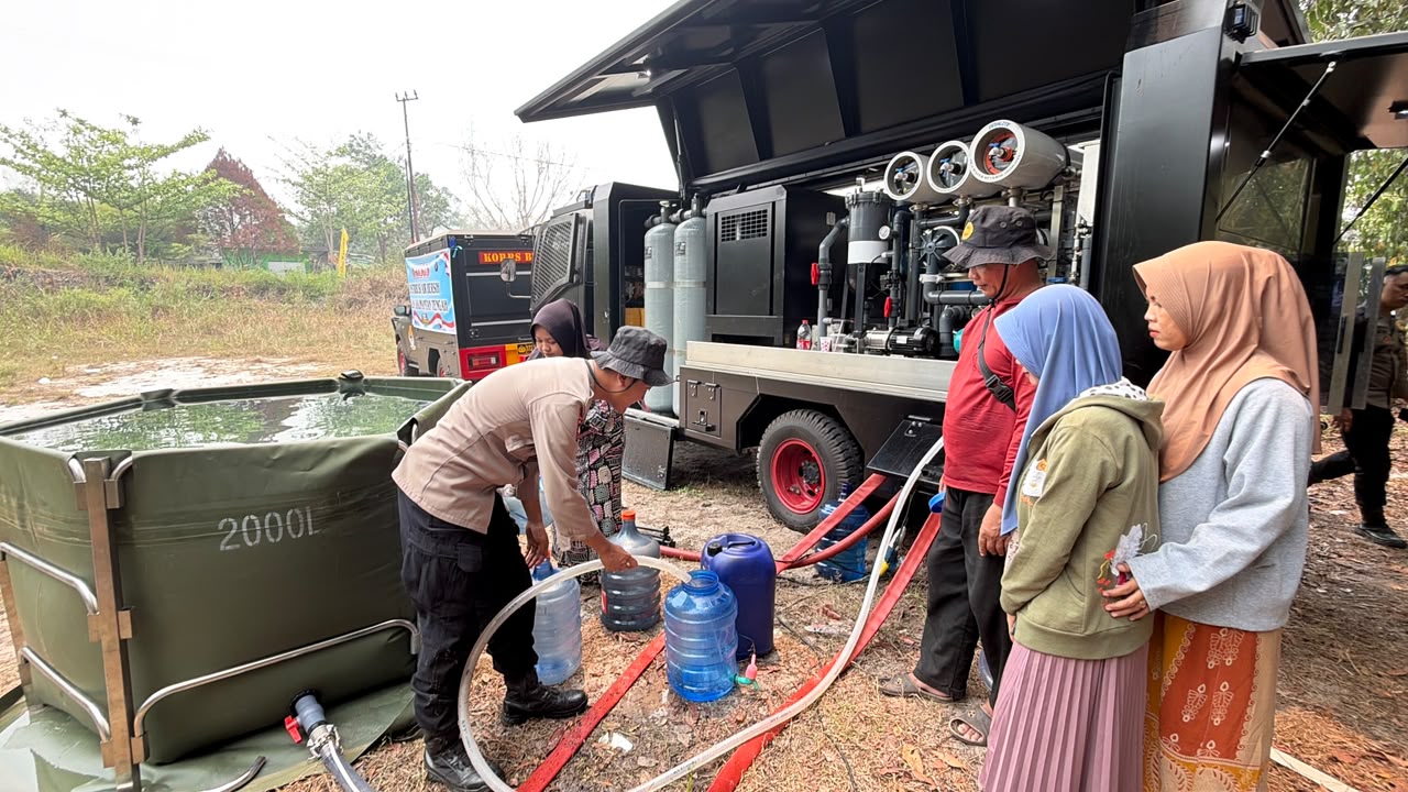 Bakti Brimob untuk Masyarakat, Satbrimob Polda Kalteng Salurkan Air Bersih bagi Warga Sidomulyo
