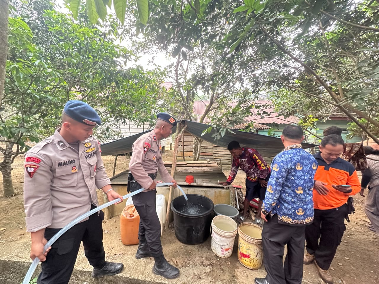 Brimob Jambi Peduli, Salurkan Ribuan Liter Air Bersih untuk Suku Anak Dalam di Merangin