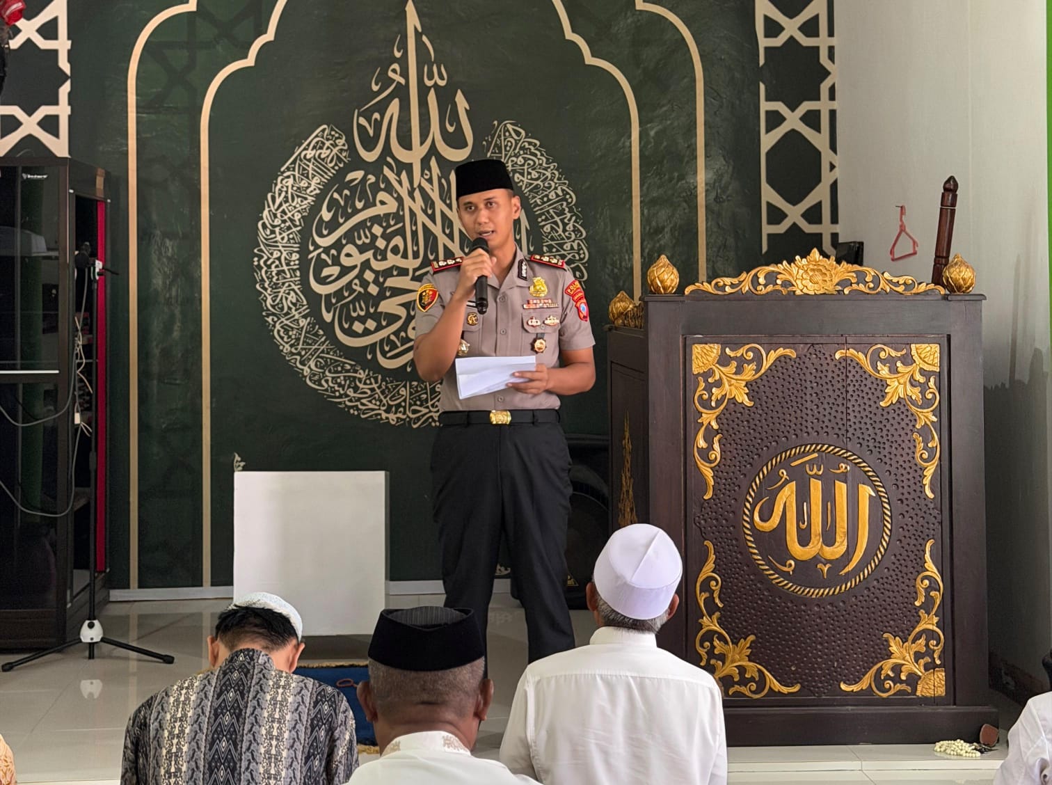 Dukung Program Kapolri, Kapolres Raja Ampat Gelar Jumat Keliling dan Salurkan Bingkisan Kepada Imam Masjid Al-Harizi