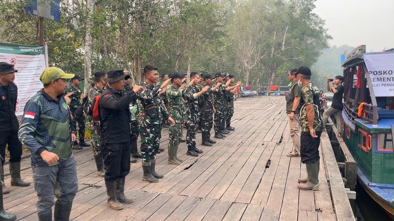 Hadapi Medan Ekstrem, Personel Satbrimob Polda Kalteng Terus Padamkan Karhutla di Taman Nasional Tanjung Puting