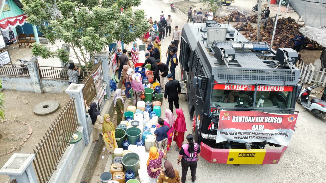 Brimob Polda Jambi Salurkan Air Bersih untuk Masyarakat Desa Pulau Lintang Sarolangun