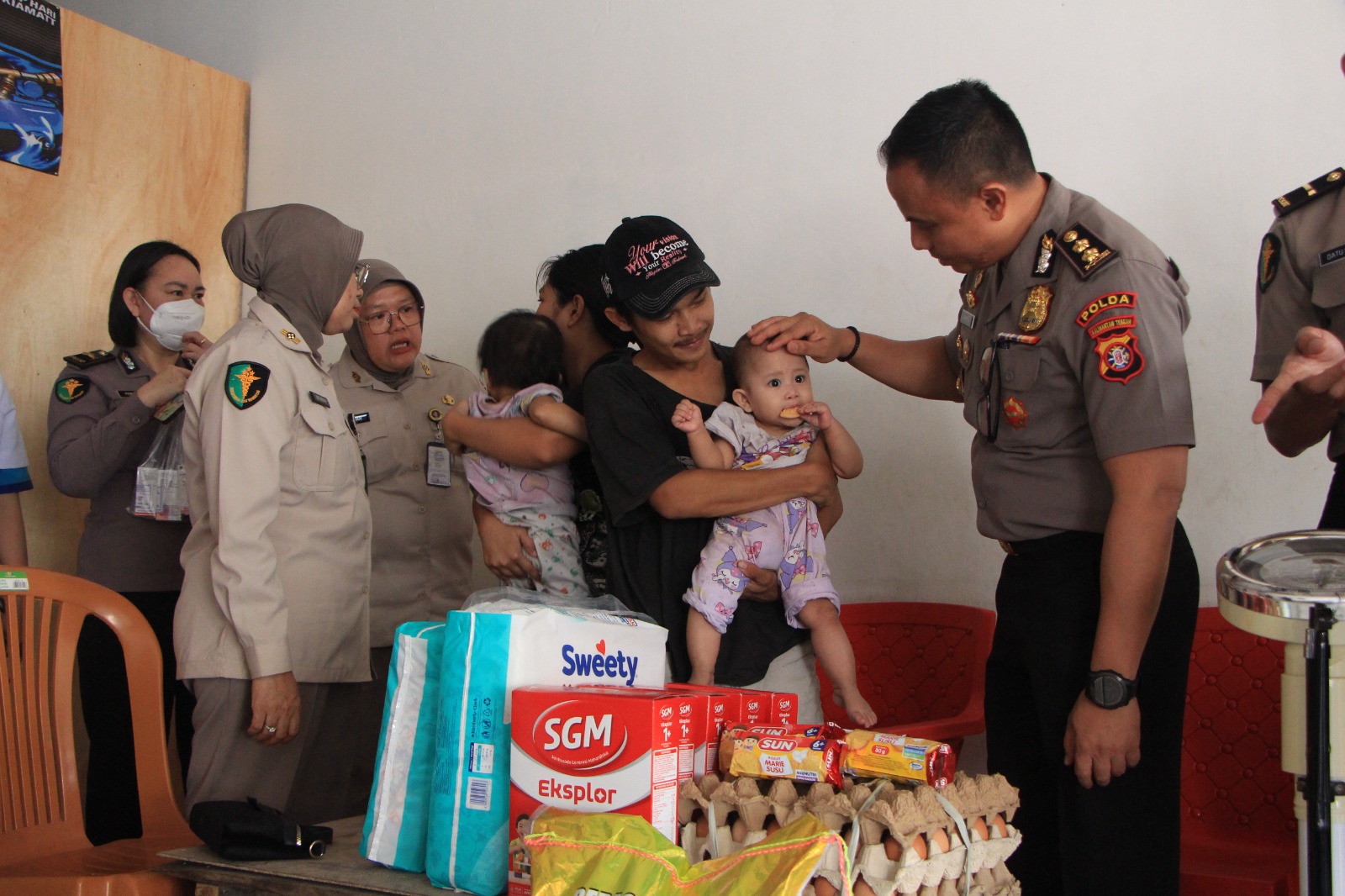 Momentum Hari Jadi Ke-25 Rumah Sakit, Karumkit Bhayangkara Wujudkan Kepedulian Kunjungi Anak Asuh dan Menyalurkan Bantuan Pangan Bergizi