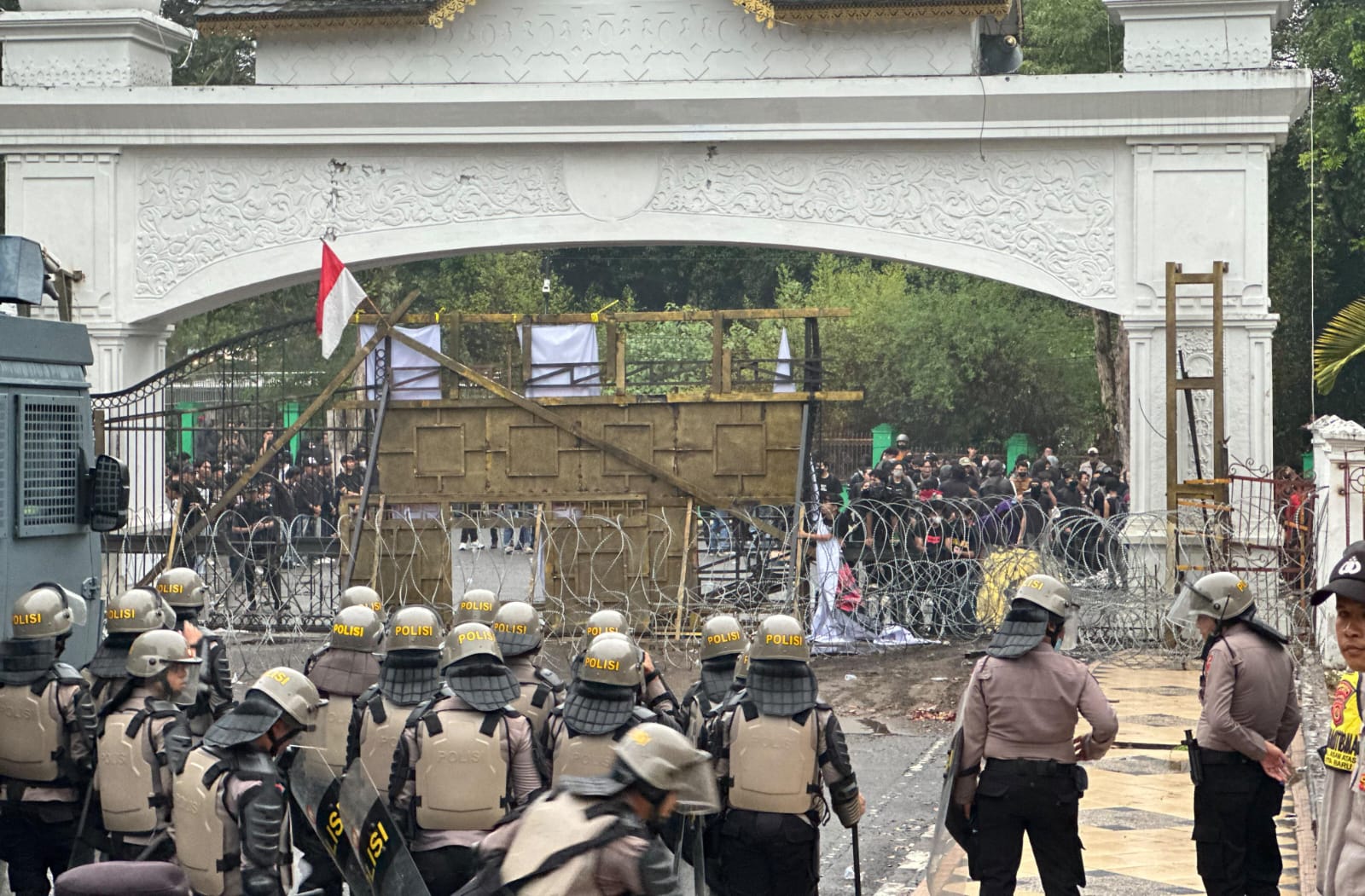 Massa Datangi Kantor Gubernur, Kapolda Jambi Imbau Unjuk Rasa Berlangsung Tertib dan Damai