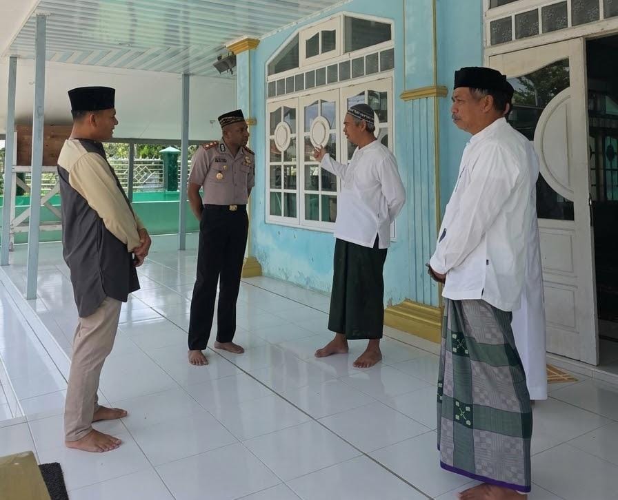 Polisi Bersama Masyarakat: Kapolres Sorong Sapa Jamaah Masjid Al Ikhlas Lewat Program Jumat Keliling