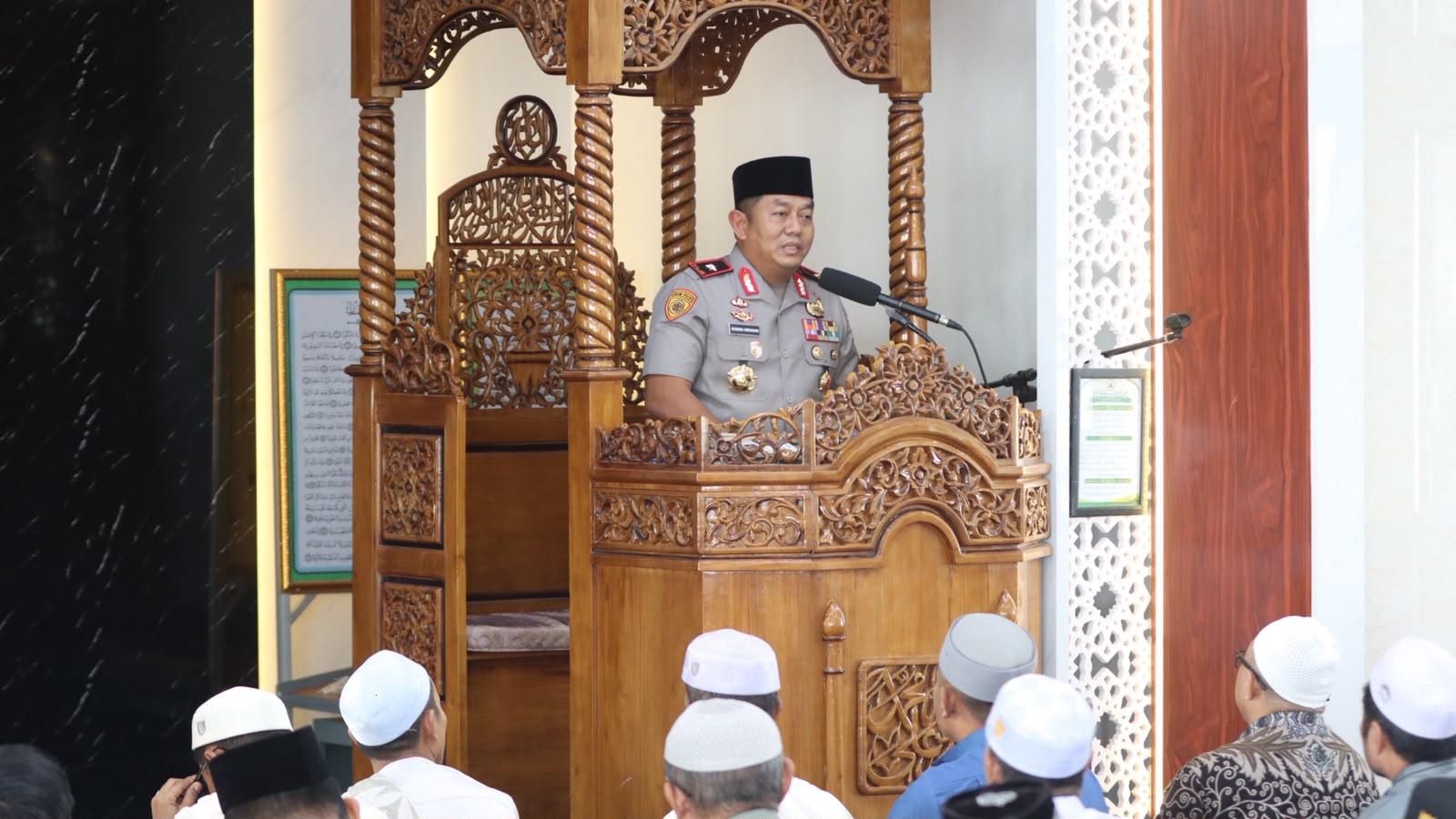 Melalui Jumat Keliling, Wakapolda Kalteng Sampaikan Imbauan Kamtibmas dan Maraknya Berita Hoaks