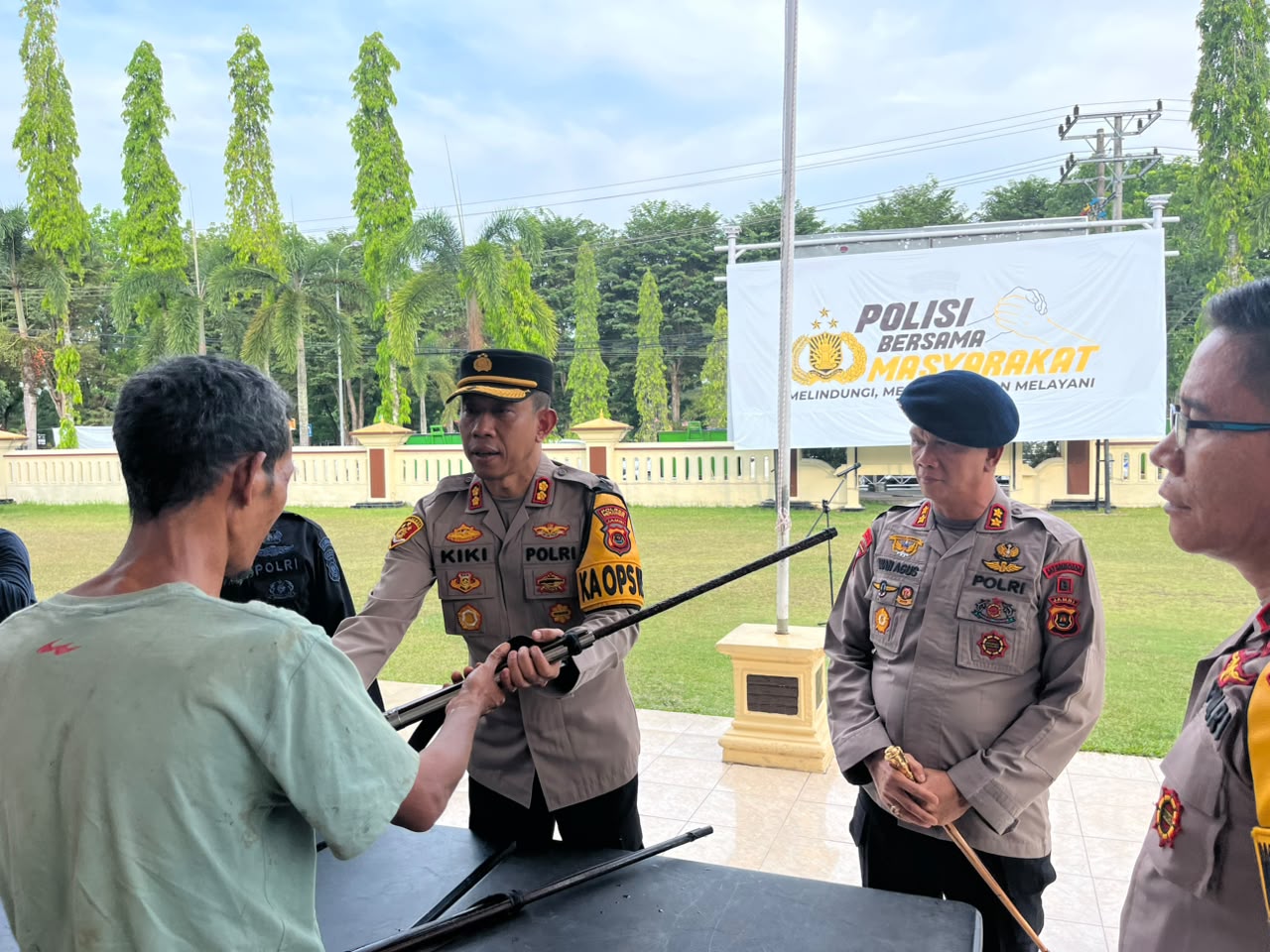 Pendekatan Humanis Kapolda Jambi, Bantuan Kambing Disambut Penyerahan Senjata Api Rakitan Secara Sukarela oleh SAD