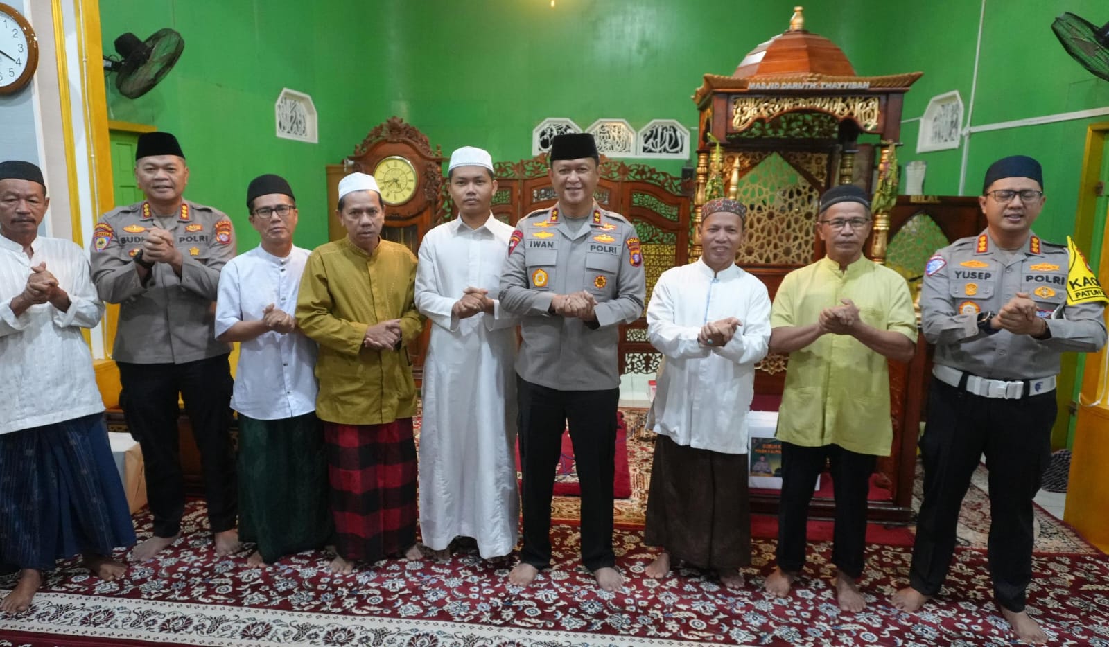 Silaturahmi Kamtibmas Setelah Salat Subuh dengan Jamaah Masjid Daruth Thayyibah, Kapolda Kalteng Ajak Perkuat Sinergi Jaga Kamtibmas